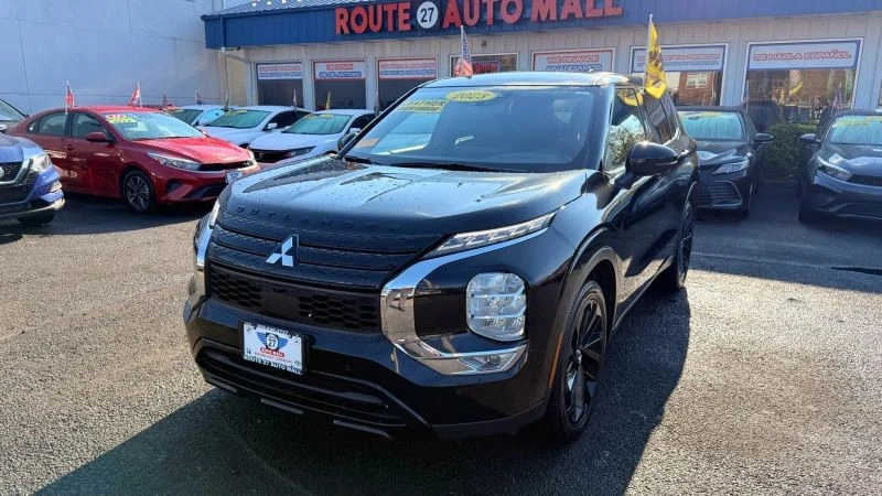 2023 Mitsubishi Outlander - Image 4 of 12