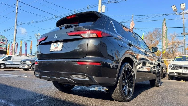 2023 Mitsubishi Outlander - Image 9 of 12