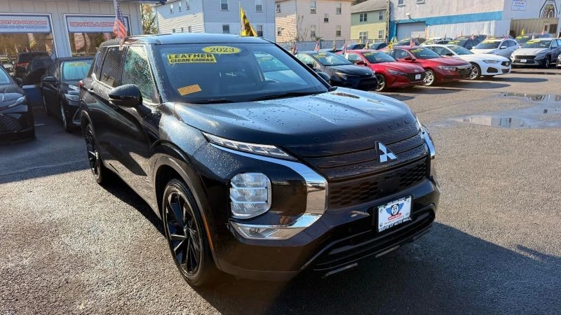 2023 Mitsubishi Outlander - Image 2 of 12