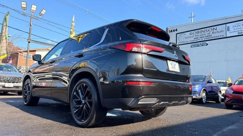 2023 Mitsubishi Outlander - Image 8 of 12