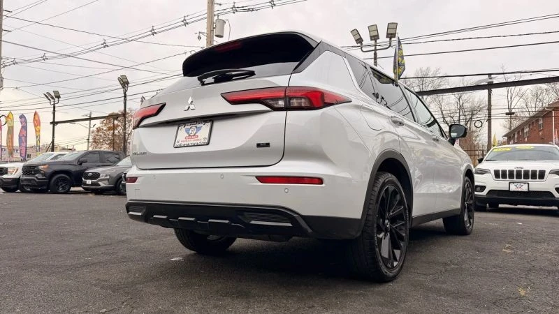 2023 Mitsubishi Outlander - Image 9 of 12