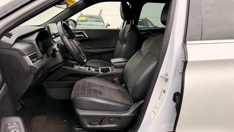 2023 Mitsubishi Outlander - Image 12 of 12