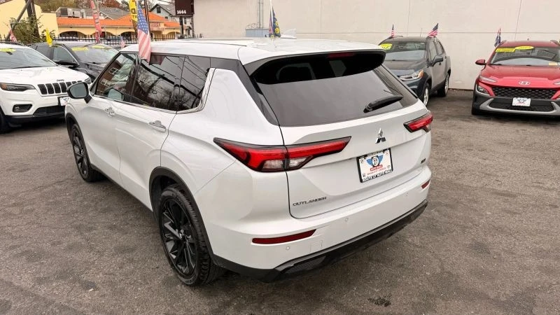 2023 Mitsubishi Outlander - Image 5 of 12