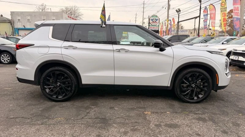 2023 Mitsubishi Outlander - Image 11 of 12