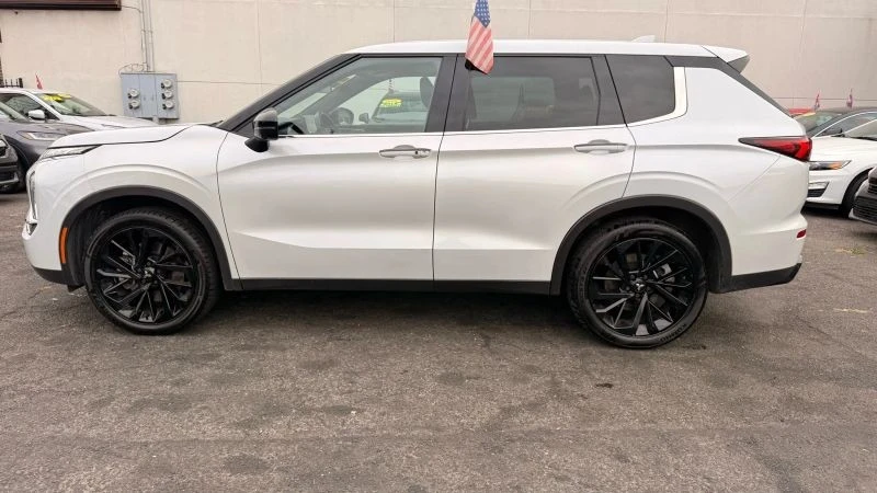 2023 Mitsubishi Outlander - Image 10 of 12