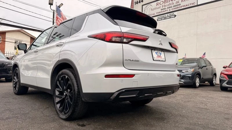 2023 Mitsubishi Outlander - Image 8 of 12