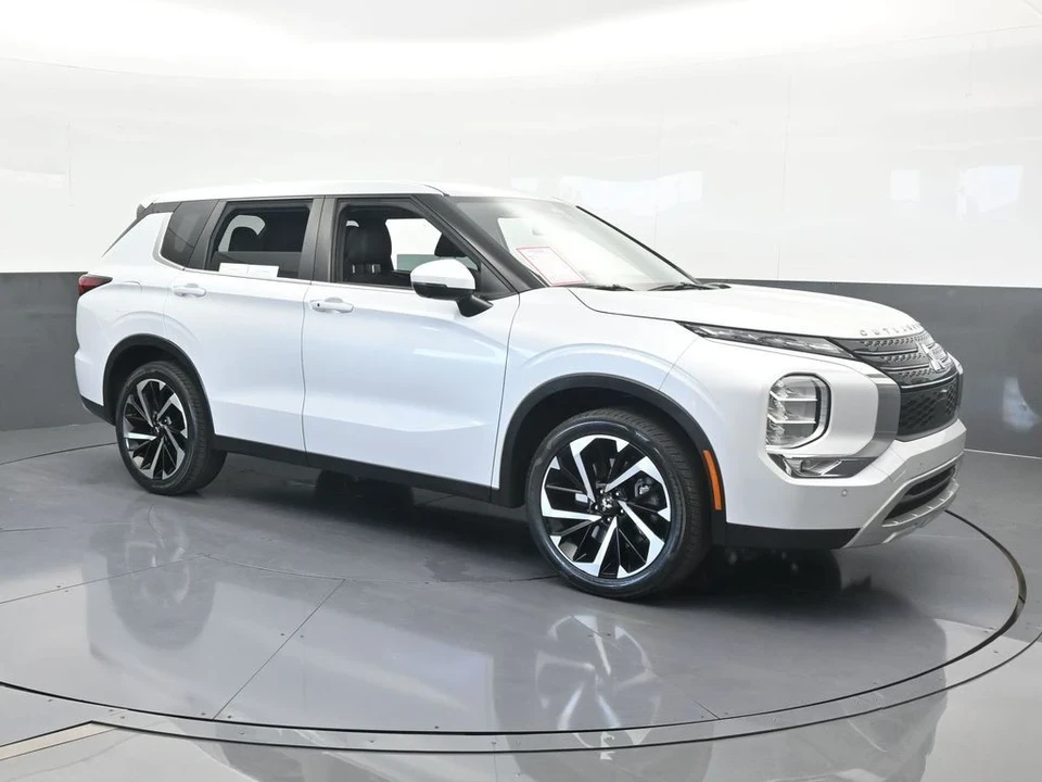 2023 Mitsubishi Outlander - Image 8 of 12