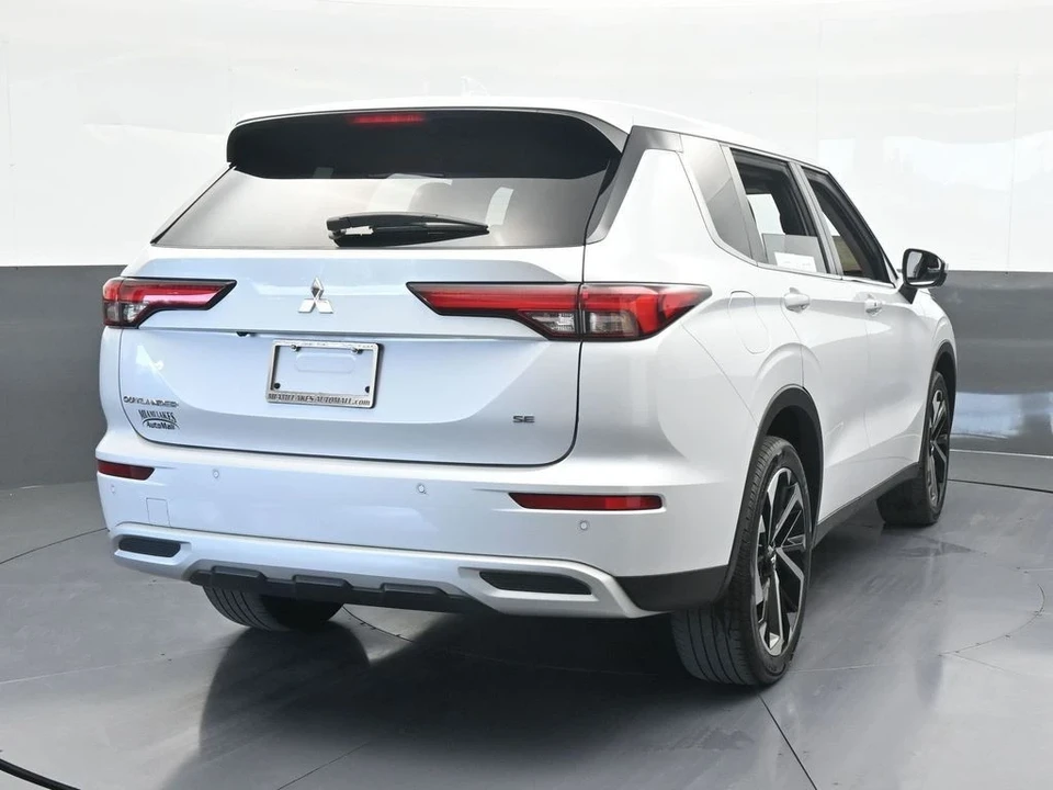2023 Mitsubishi Outlander - Image 5 of 12