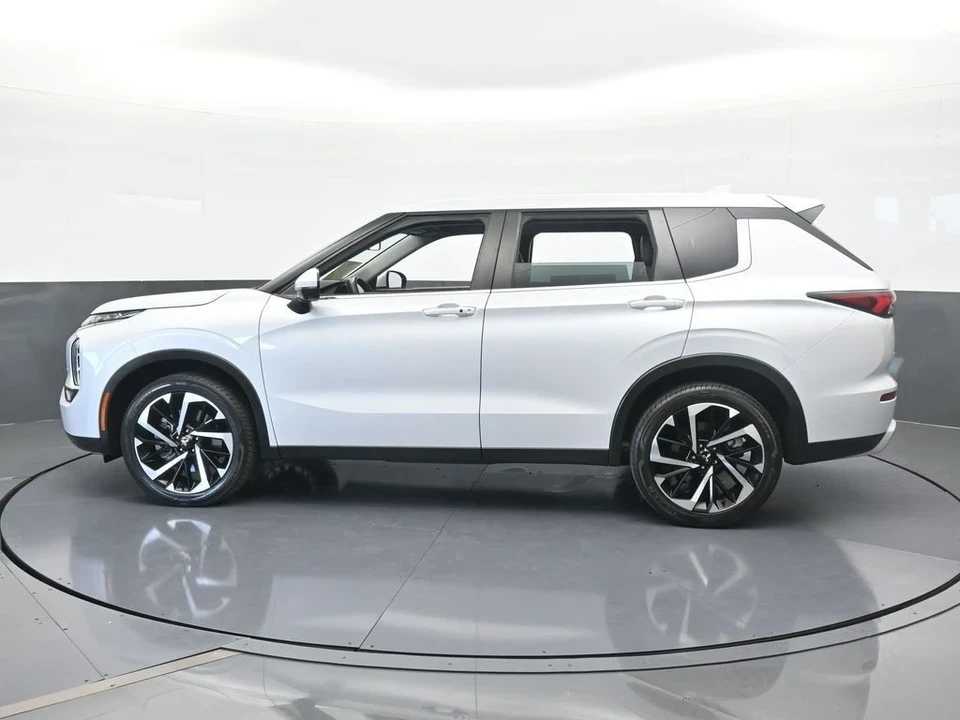 2023 Mitsubishi Outlander - Image 3 of 12
