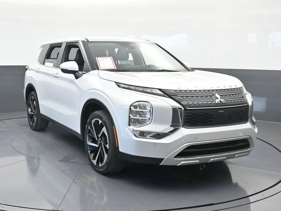 2023 Mitsubishi Outlander - Image 9 of 12