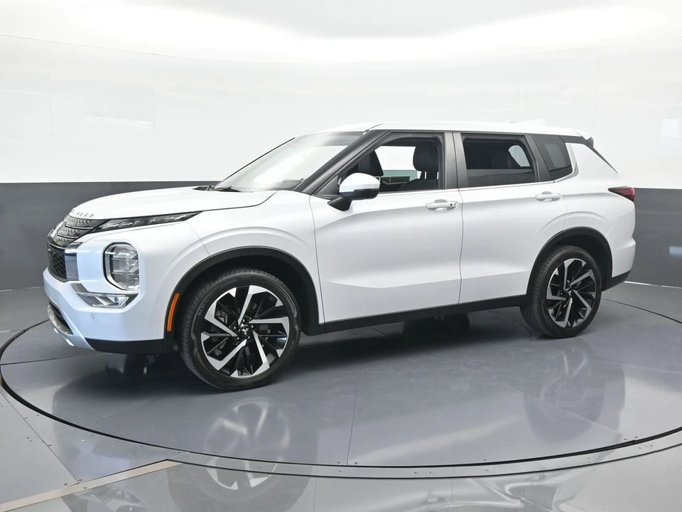 2023 Mitsubishi Outlander - Image 2 of 12