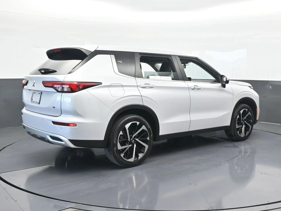2023 Mitsubishi Outlander - Image 6 of 12