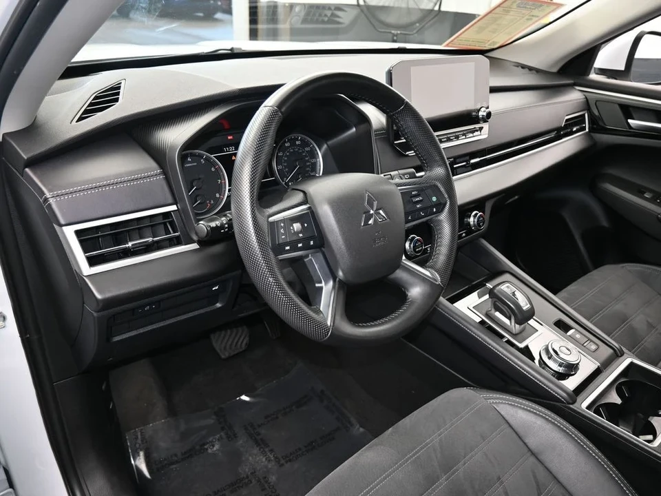 2023 Mitsubishi Outlander - Image 10 of 12