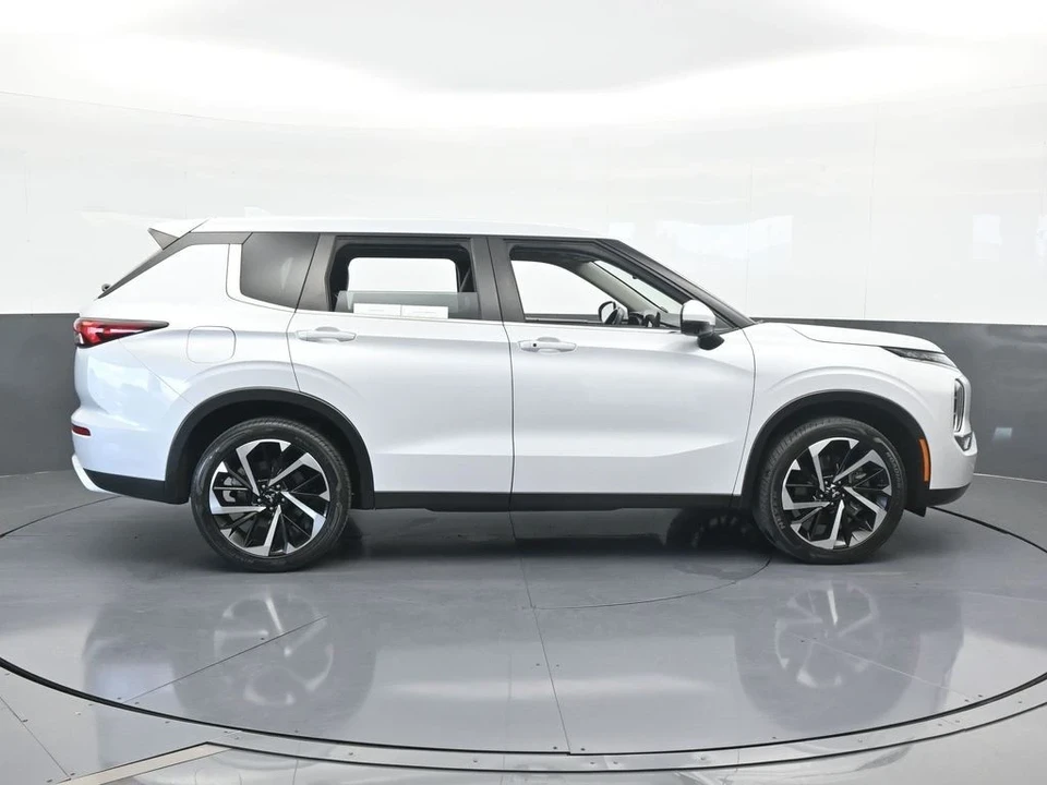 2023 Mitsubishi Outlander - Image 7 of 12