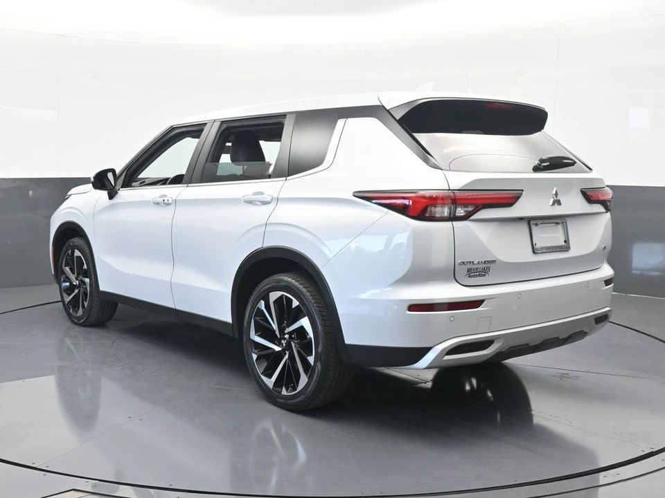 2023 Mitsubishi Outlander - Image 4 of 12