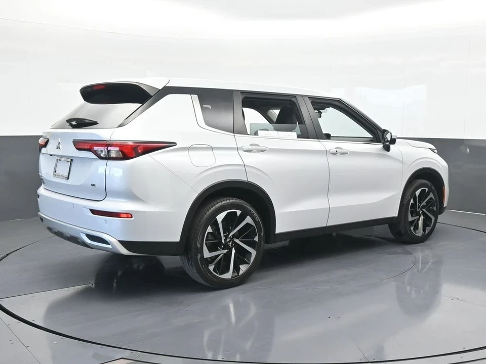 2023 Mitsubishi Outlander - Image 6 of 12