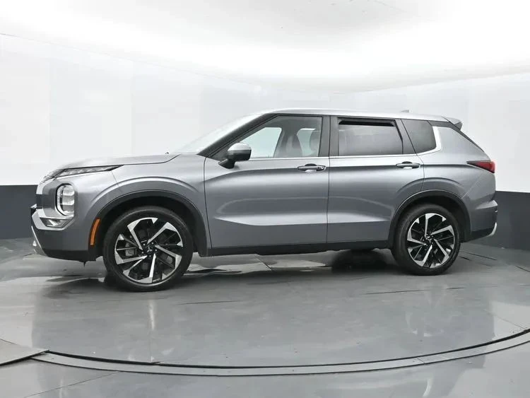 2023 Mitsubishi Outlander - Image 5 of 12