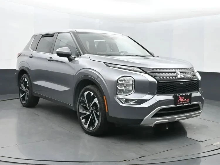 2023 Mitsubishi Outlander - Image 2 of 12