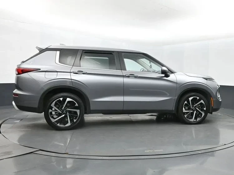 2023 Mitsubishi Outlander - Image 4 of 12
