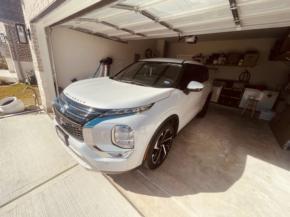 2023 Mitsubishi Outlander - Image 2 of 21