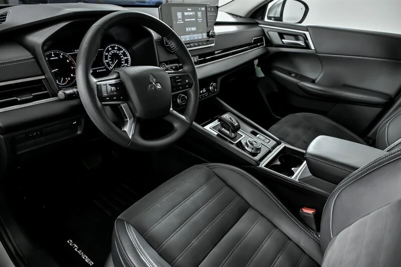2023 Mitsubishi Outlander - Image 18 of 21