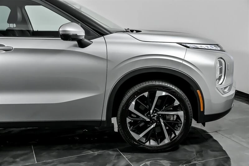 2023 Mitsubishi Outlander - Image 14 of 21