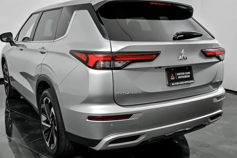 2023 Mitsubishi Outlander - Image 9 of 12