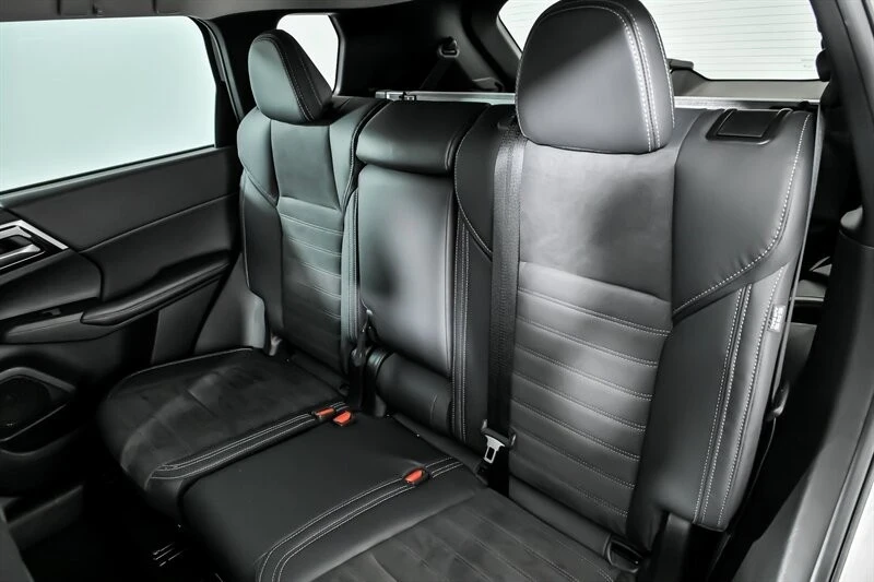 2023 Mitsubishi Outlander - Image 21 of 21