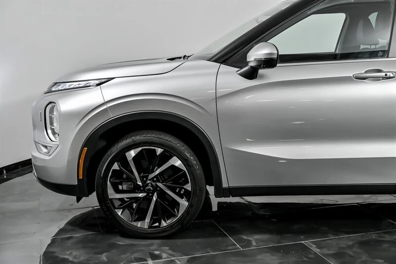 2023 Mitsubishi Outlander - Image 6 of 12