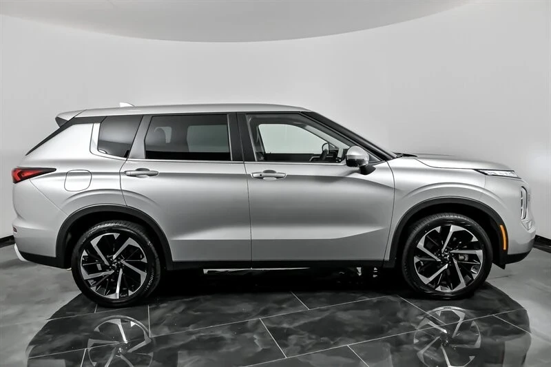 2023 Mitsubishi Outlander - Image 13 of 21