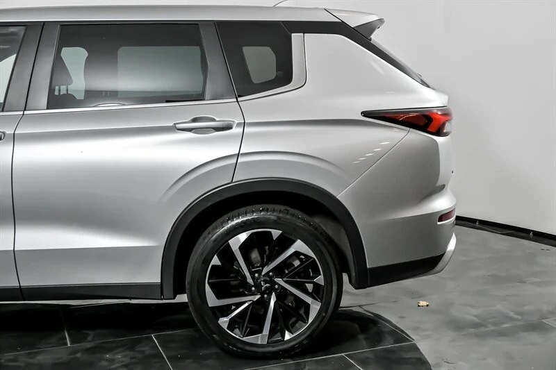 2023 Mitsubishi Outlander - Image 8 of 12
