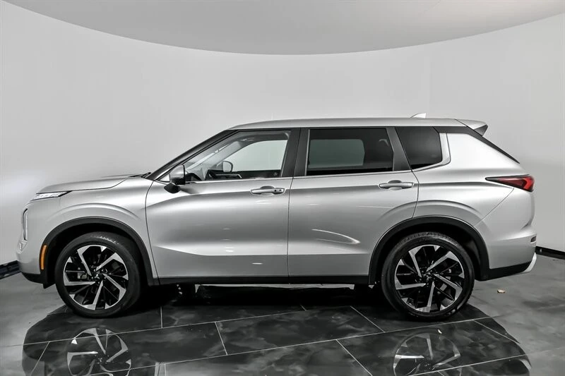 2023 Mitsubishi Outlander - Image 7 of 12
