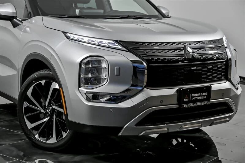 2023 Mitsubishi Outlander - Image 2 of 12