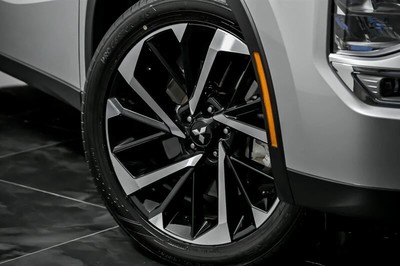 2023 Mitsubishi Outlander - Image 3 of 12