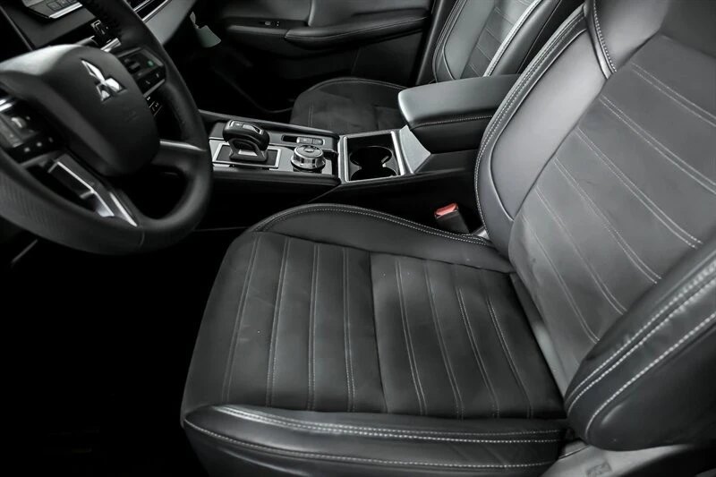 2023 Mitsubishi Outlander - Image 19 of 21