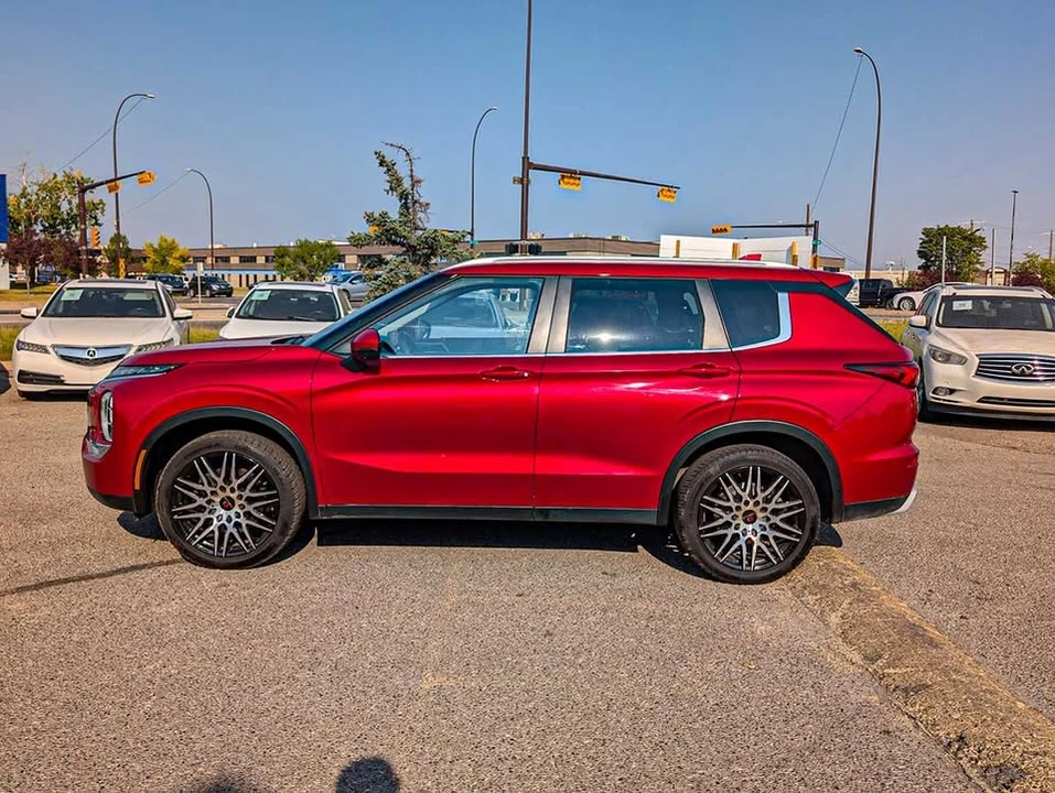 2023 Mitsubishi Outlander - Image 3 of 12