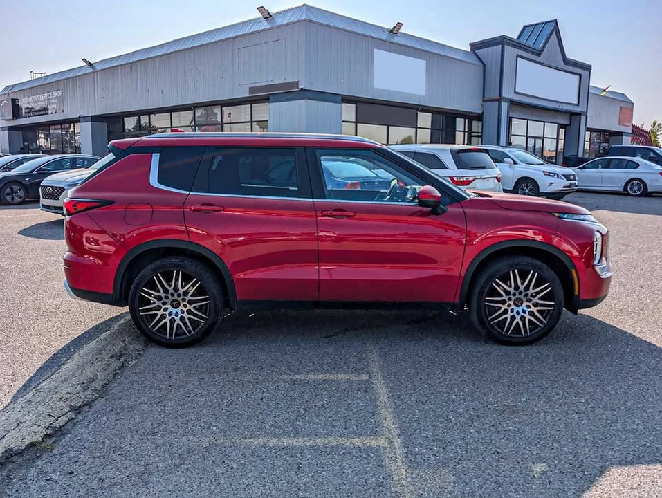 2023 Mitsubishi Outlander - Image 5 of 12