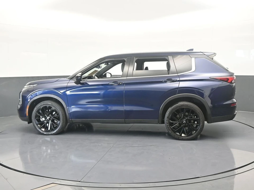 2023 Mitsubishi Outlander - Image 3 of 12