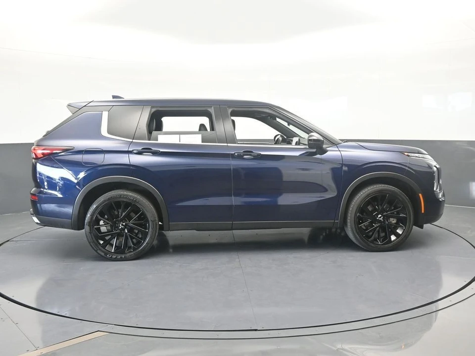 2023 Mitsubishi Outlander - Image 7 of 12