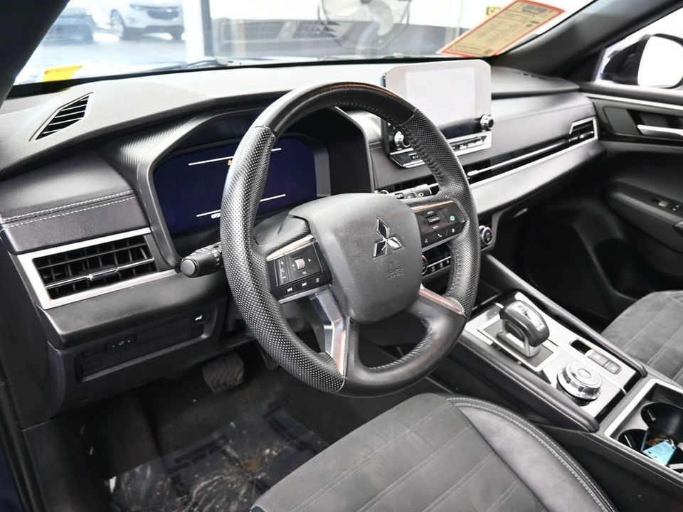 2023 Mitsubishi Outlander - Image 10 of 12