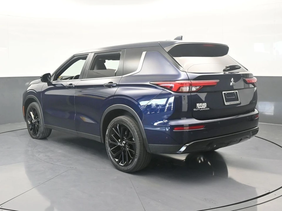 2023 Mitsubishi Outlander - Image 4 of 12