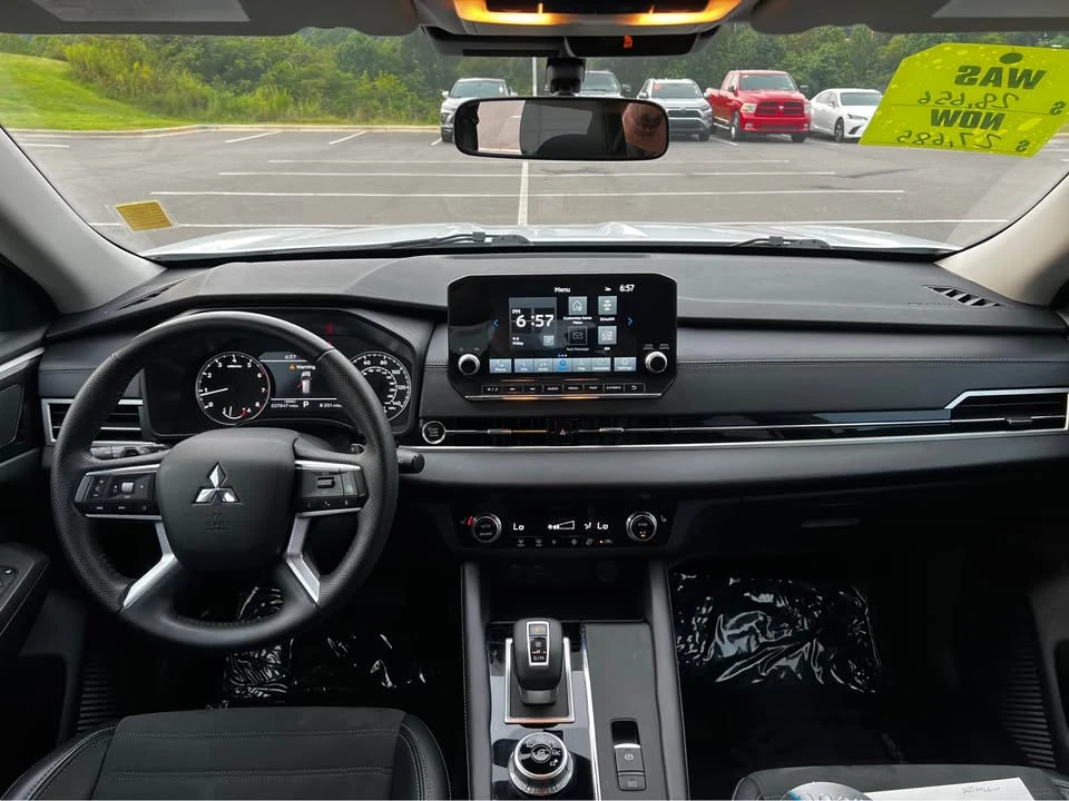 2023 Mitsubishi Outlander - Image 7 of 9