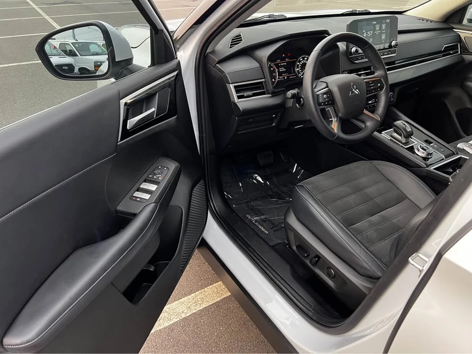 2023 Mitsubishi Outlander - Image 5 of 9