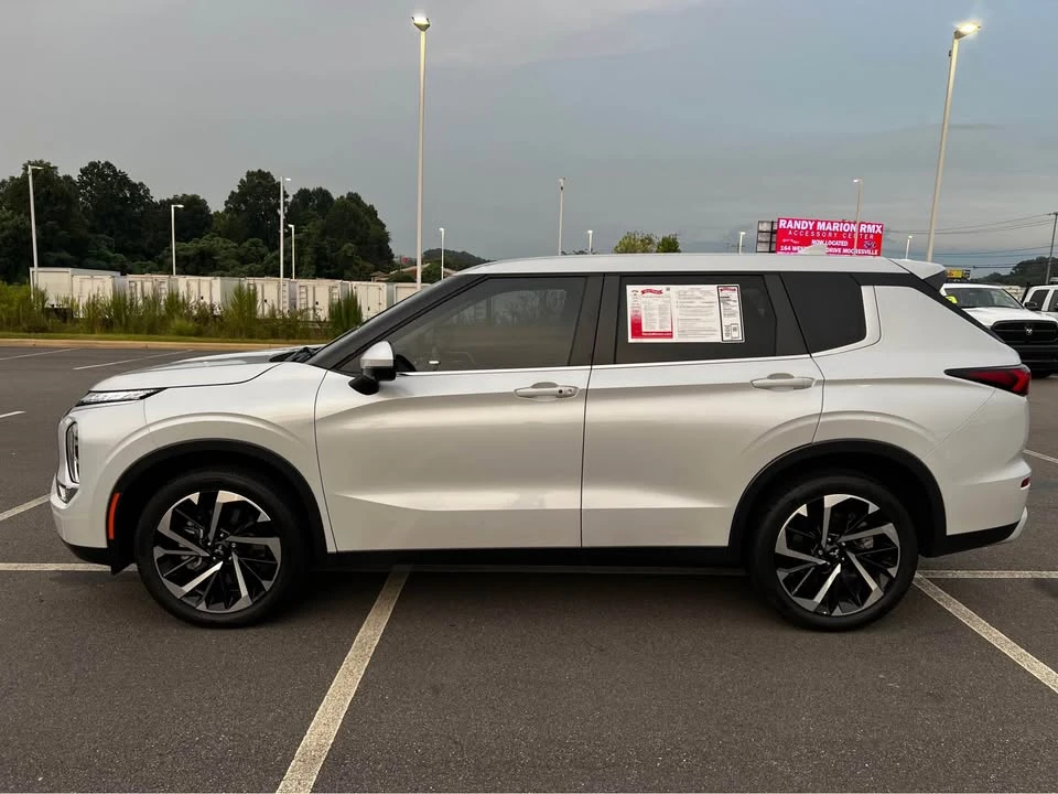 2023 Mitsubishi Outlander - Image 2 of 9