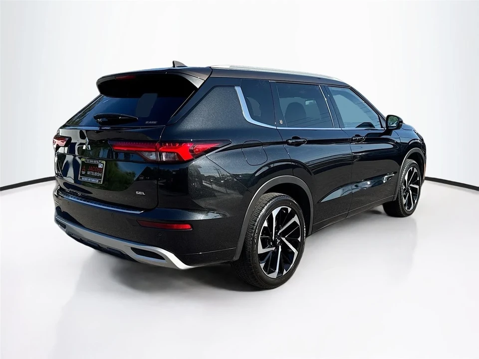 2023 Mitsubishi Outlander - Image 7 of 21