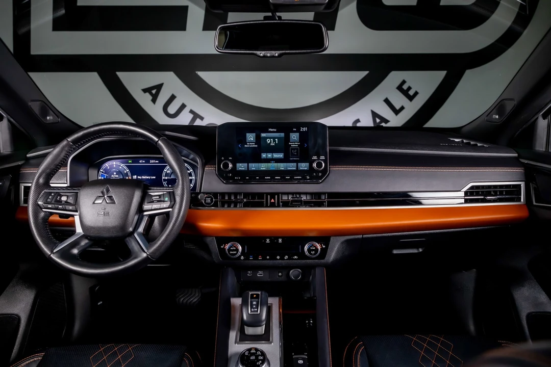2023 Mitsubishi Outlander - Image 2 of 12