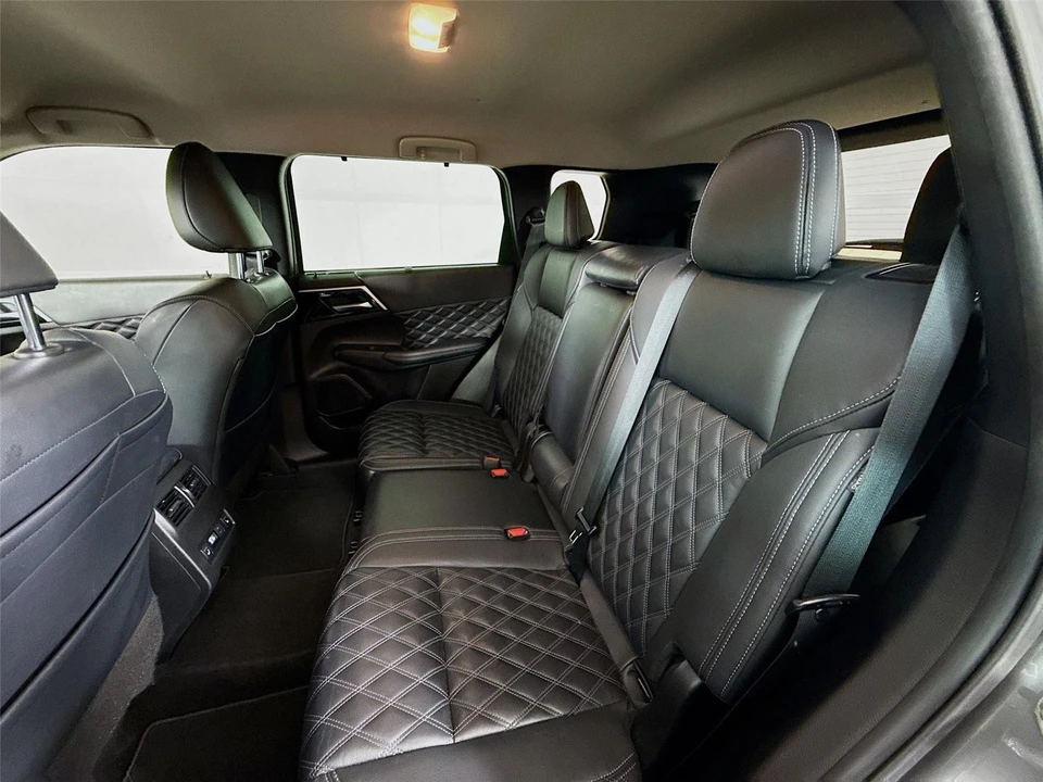 2023 Mitsubishi Outlander - Image 21 of 21