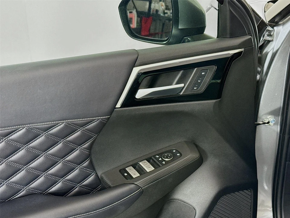 2023 Mitsubishi Outlander - Image 17 of 21