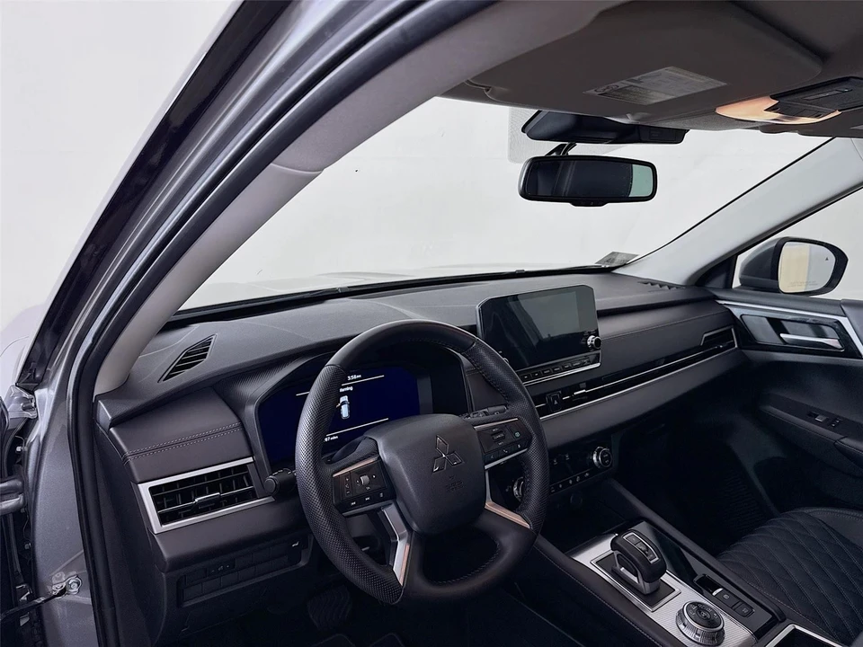2023 Mitsubishi Outlander - Image 9 of 21