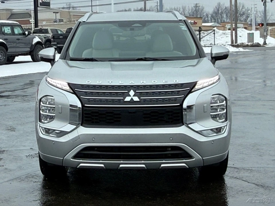 2023 Mitsubishi Outlander - Image 8 of 12